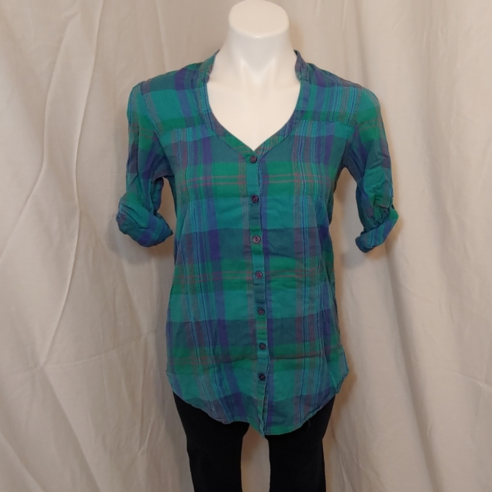 🎁Fitted plaid 3/4 sleeve button up top.